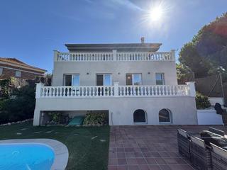 Xalet a Calella. Exclusivo chalet reformado en calella con piscina de agua salada