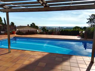 Casa a Santa Susanna. Encantadora casa con vistas al mar en santa susanna!