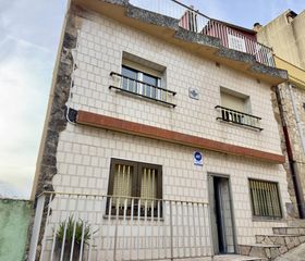 Semi detached house in Mont Ferrant-Joan Carles I. Descubre esta acogedora casa adosada en blanes!