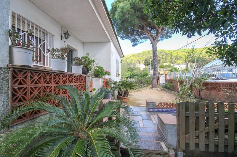 Foto e9d02ba5-6591-4a34-acbf-d98d34af7283. Chalet casa con vistas al mar, amplio jardín con frutales y pozo propio en Sant Iscle de Vallalta