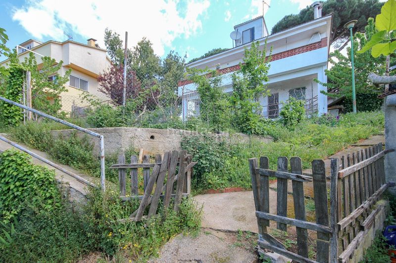 Foto f803d286-e0e9-4afe-b2c8-44f01f3b41eb. Chalet casa con vistas al mar, amplio jardín con frutales y pozo propio en Sant Iscle de Vallalta