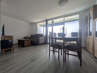 Etagenwohnung in Santa Susanna. Acogedor apartamento reformado con piscina y vistas al mar en ur