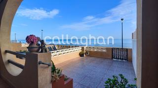 Casa adossada  Calle peñíscola. Exclusiva casa adosada en primera línea de la playa del pouet, e