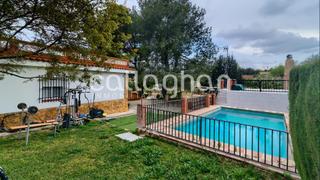 Chalet à Cumbres de Calicanto. Chalet independiente con piscina en una parcela de 1.041m2