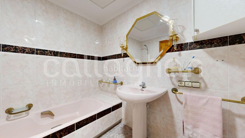 Foto e15a468f-47fc-4cfe-b4f2-eb05c2a4a514. Casa adossada amb calefacció aparcament a Benetússer