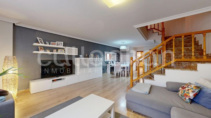 Foto f1c04b53-eb09-4894-8749-f1a691129c42. Casa adossada amb calefacció aparcament a Benetússer