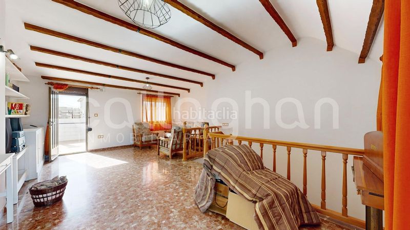 Foto fff4190d-551d-4250-bf58-548b8d37f375. Casa adossada amb calefacció aparcament a Benetússer