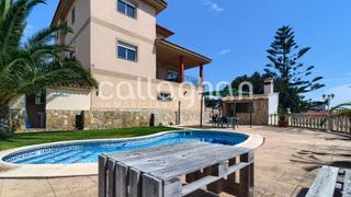 Chalet à Turís. Chalet en venta con piscina en la urbanización altury.