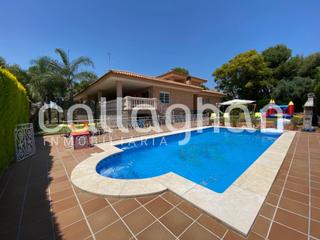 Rent Chalet in Serra. Espectacular casa para alquiler temporal.