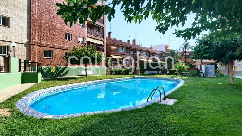 Foto 713e2f4d-5e48-4cf6-8142-ac826a99b9dd. Casa adosada una casa con alma propia y piscina, en el corazón en Paterna