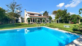 Chalet in Nueva Santa Barbara - Cruz de Gracia. En una parcela de 3.484 m2 se alza este refugio único en godella