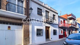 Casa adosada en Chilches. Casa adosada con 6 habitaciones en el centro de xilxes