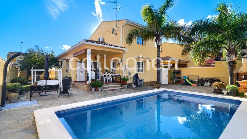 Foto 145a98da-1c0c-459e-853d-2e9f34add603. Chalet  esquinero en maravisa en La Conarda Pobla de Vallbona (la)