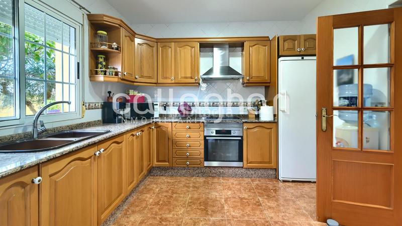 Foto a02b9d6c-58e6-4409-8076-a8c36be3a87e. Chalet  esquinero en maravisa en La Conarda Pobla de Vallbona (la)