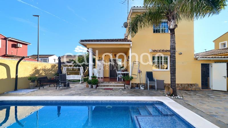 Foto d3c3e825-7a05-4849-a81b-e0dd38d57af6. Chalet  esquinero en maravisa en La Conarda Pobla de Vallbona (la)