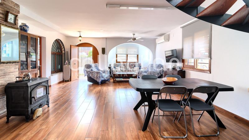 Foto 2ba20dcc-a534-47de-ba08-27ef9d6eeab1. Casa adossada amb aparcament a Corinto-Almardà Sagunt