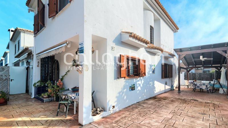 Foto 767509c0-3c2d-4a40-8cbe-cc5bb72b84c9. Casa adossada amb aparcament a Corinto-Almardà Sagunt