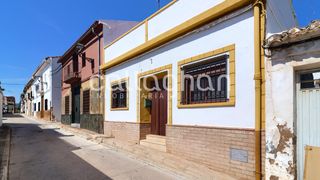 Semi detached house  Calle colon. Amplia vivienda con chimenea, patio y terraza en entorno natural