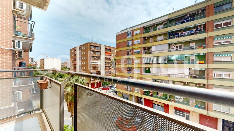 Piso amplia vivienda con terraza y garaje opcional en patraix, excelente ubicación en Valencia