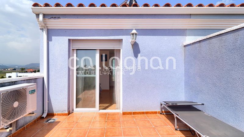 Foto f5d65079-0fb4-4cf9-b2b1-21e9fa116596. Casa aparellada a Chilches