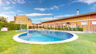 Etagenwohnung  Calle bosque u13. Vivienda con gran terraza, 2 garajes y piscina comunitaria en vi