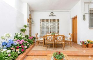 Casa adossada  Calle mayor. Magnífica casa de pueblo adosada de 250 m2 con patios, terraza,