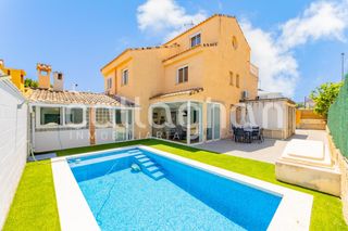 Maison jumelée à La Conarda. Amplio adosado con piscina privada en la exclusiva zona de marav