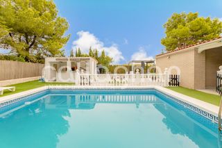 Lloguer Xalet a Vilamarxant. 843 m2 de parcela, piscina y una casa pensada para disfrutarla