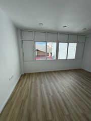 Location Appartement  Carrer de torí. Piso recién reformado de 90m2