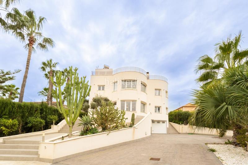 Foto 0b189de7-cb53-4e90-ba4f-630b6f0e6141. Chalet majestuosa villa a la venta en Los Balcones-Los Altos Torrevieja