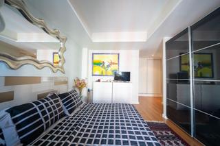 Flat in Carrer de san vicente mártir 82. Una sexta planta con alma propia y con balcón al futuro bulevar