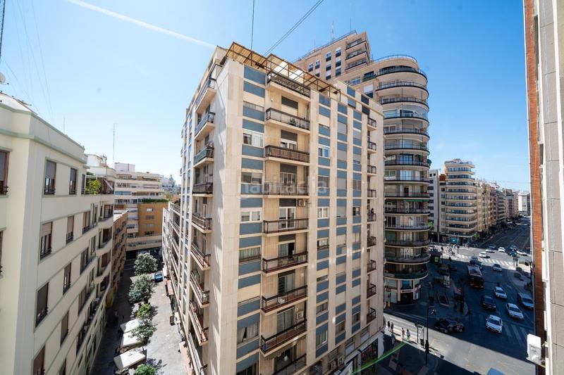 Foto e115fa7d-c641-4d15-9c3b-4487f8eceb0b. Piso en carrer de san vicente mártir 82 una sexta planta con alma propia y con balcón al futuro bulevar verde en Valencia