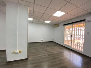 Affitto Ufficio in Calle joan josep sister 8. Oficina con terraza y vistas emblemáticas al edificio del reloj