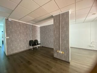 Miete Büro in Calle joan josep sister 8. Oficina con terraza y vistas emblemáticas al edificio del reloj