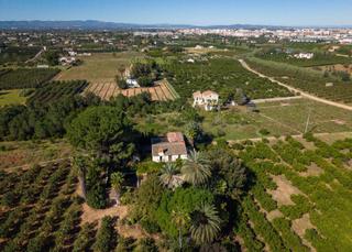 Masia  Partida vilella. Atractiva finca rústica con 4 hectáreas de árboles frutales
