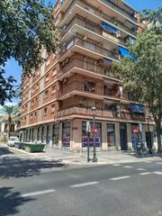 Lloguer Local Comercial a Calle reina 45. Local comercial esquinero con once escaparates