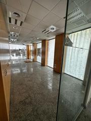 Lloguer Local Comercial a Calle reina 45. Local comercial esquinero con once escaparates