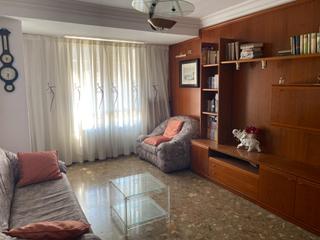 Piso en Barrio Benicalap. Tu nuevo hogar con luz, espacio y buena seguridad en la consolid