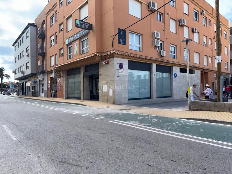 Foto bd483f6f-6a1f-45af-920a-155467f10b60. Local comercial moderno local esquinero con dos fachadas y 150 m en venta en Moncofa