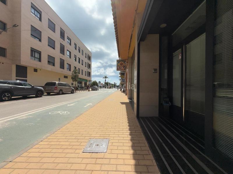 Foto eed54cb2-53bf-4ba4-adf2-ed5cff05e46b. Local comercial moderno local esquinero con dos fachadas y 150 m en venta en Moncofa
