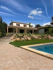 Chalet en El Pilar. Amplia propiedad en ontinyent con piscina y espacios exteriores