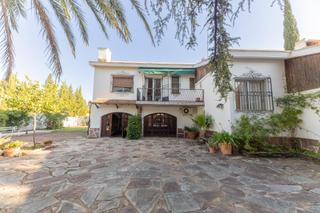 Xalet  Calle institut, de l'. Un hogar que combina historia, elegancia y exclusividad.