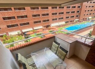 Piccolo appartamento in Central 26. Apartamento con terraza y vistas a la piscina en edificio playa