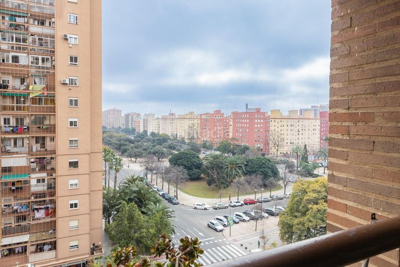 Foto d863b926-a439-40d4-b66b-94b6bd51869e. Pis amb aparcament a Ciutat Jardí Valencia