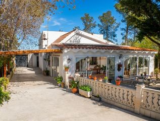 Chalet  Avenida moixent de. Chalet urbano en altura con encanto y porche de encanto