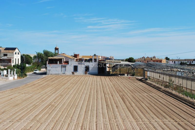 Foto 366b7123-f415-4034-b90a-35827df4949c. Casa amb aparcament a Meliana