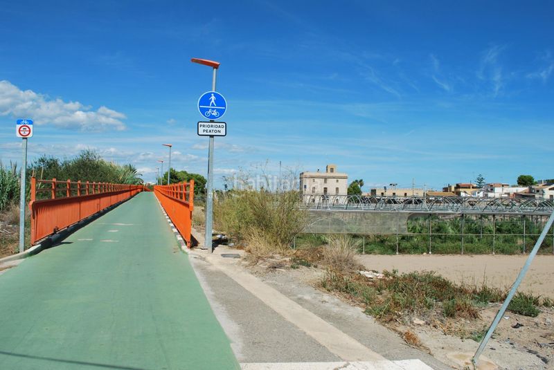 Foto fd9404ab-9a4c-4ff8-9d78-6d5f43e32116. Casa amb aparcament a Meliana