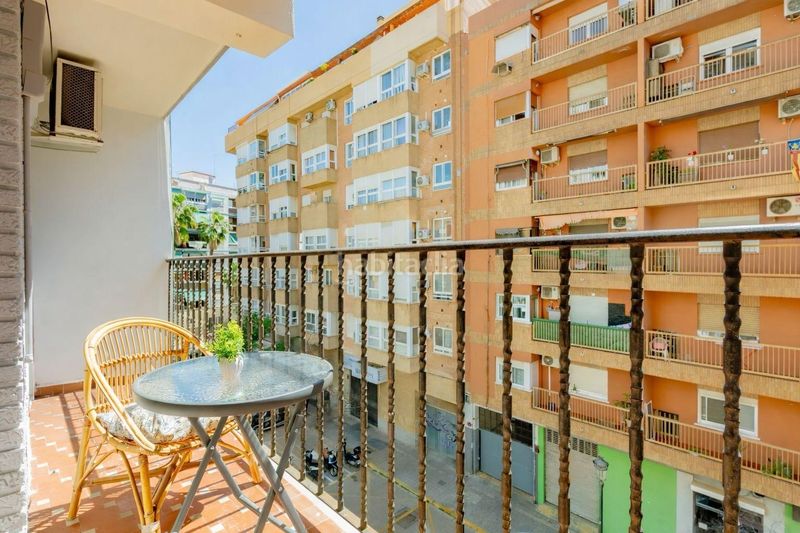 Piso precioso y luminoso piso con terrazabalcon ,ascensor a cota cero, exterior, para entrar a vivir en Valencia - Imagen 2