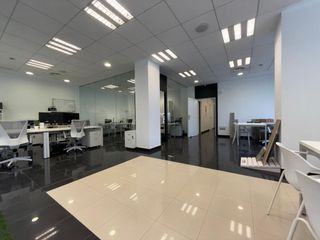 Lloguer Local Comercial  Calle escola. Moderno local esquinero con dos fachadas y 150 m2 en venta en mo