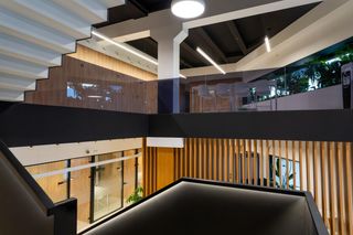 Edifici a La Conarda. Sede corporativa de alta eficiencia, diseño arquitectónico y esp